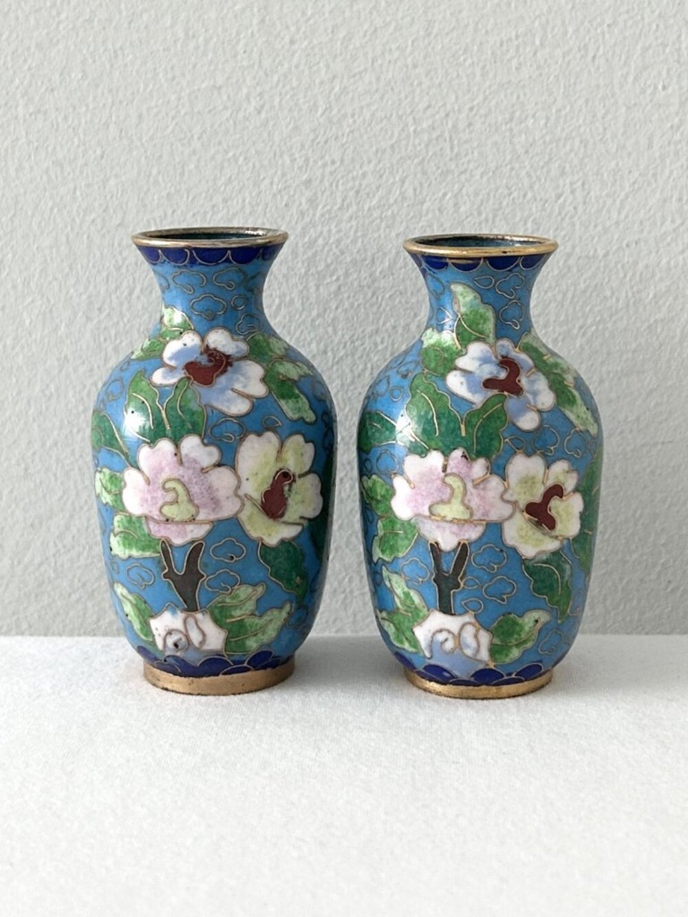 Set of 2 Vintage Miniature Cloisonne Vases With Base Floral Blue Enamel Brass - Picture 4 of 5